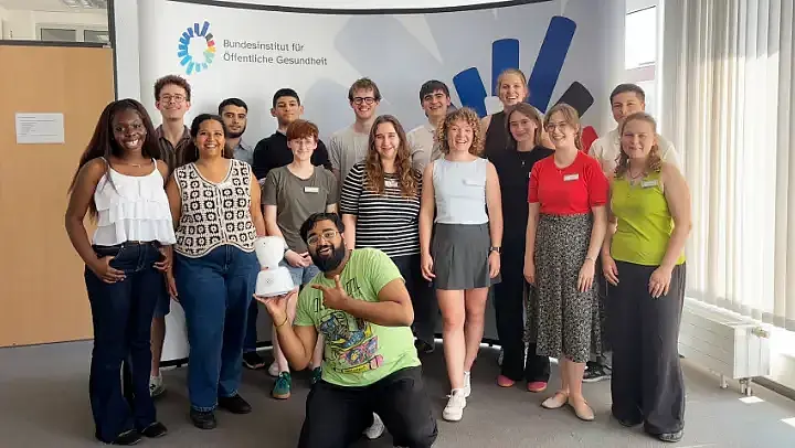 Ein Foto der 20 Mitglieder des Jugendbeirats des BIÖG. Sie stehen vor der Pressewand im BIÖG.