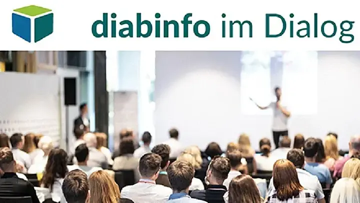 Teilnehmende an einem Vortrag sitzend von hinten im Vordergrund, im Hintergrund eine Leinwand und der Vortragende