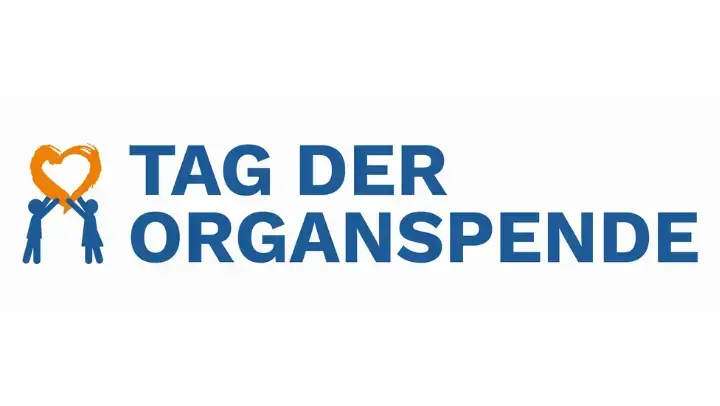 Logo vom Tag der Organspende, inklusive Slogan und links vor dem Slogan zwei Menschen die ein Herz in die Höhe halten.