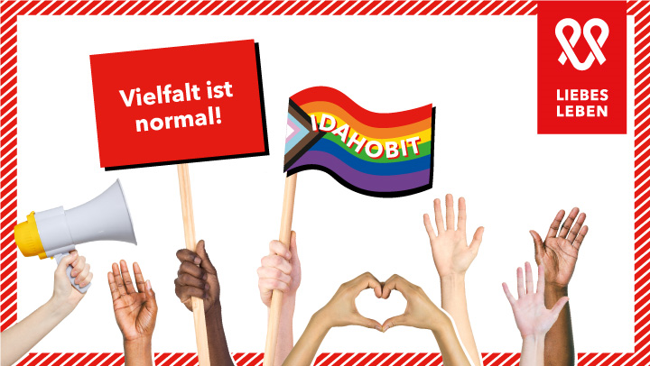 Auf dem Bild sind unterschiedliche Hände zu sehen, die ein Schild mit der Aufschrift ‚Vielfalt ist normal!‘ hochhalten sowie eine Regenbogen-Fahne mit dem Schriftzug ‚IDAHOBIT‘.