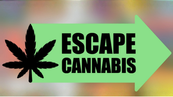 Titelbild des digitalen Spiels “Escape Cannabis”: grüner Pfeil, in dem „Escape Cannabis“ steht. Davor ein schwarzes Cannabis-Blatt.