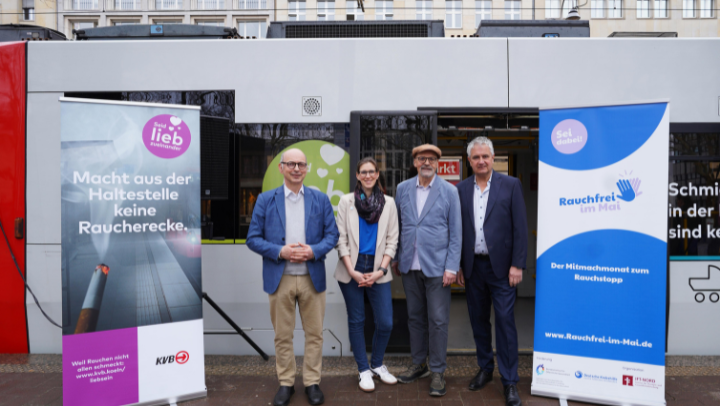 Dr. Johannes Nießen, Kommissarischer Leiter, Bundesinstitut für Öffentliche Gesundheit; Charlotte Weiß, Leiterin Presse- und Öffentlichkeitsarbeit, Deutsche Krebshilfe; Prof. Dr. Reiner Hanewinkel, Leiter, Institut für Therapie- und Gesundheitsforschung (IFT-Nord); Peter Densborn, Vorstand und Arbeitsdirektor, Kölner Verkehrs-Betriebe (v. l.) bei der Pressekonferenz zum Start von 2Rauchfrei im Mai“ 2026