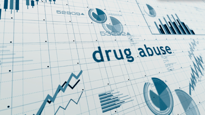 Datenblatt mit Diagrammen, blaue Schrift/Diagramm auf weißem Untergrund. Mittig steht „drug abuse“.